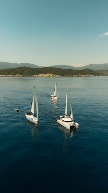 The sound of the wind, the crashing of the waves, the salty smell of the sea. All we crave to get away from the noise of the world 💫
#sailing #sailinggreece #greece